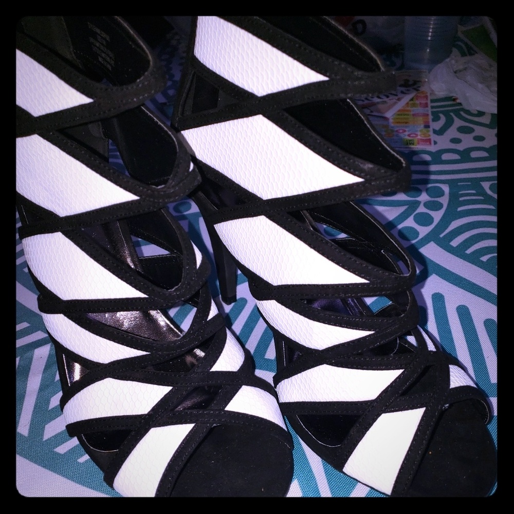 Ashley Stewart Geometric B&W Heels